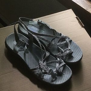 SKECHERS SANDALS EUC GRAY AND PURPLE SIZE 8